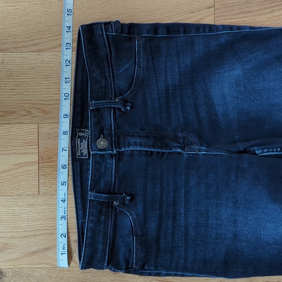 Abercrombie & Fitch. Harper Low Rise Jeans. Size 28. - Picture 5 of 9